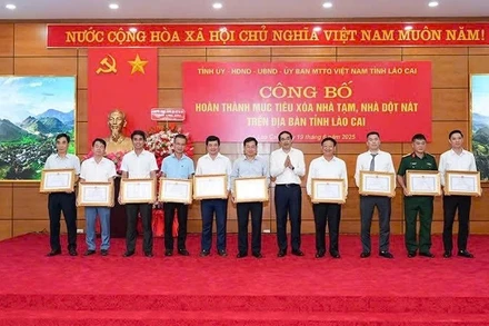 Bí thư Tỉnh ủy Lào Cai Trịnh Xuân Trường trao Bằng khen tặng các đơn vị, địa phương có thành tích xuất sắc trong xóa nhà tạm, nhà dột nát.