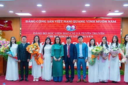 Chi bộ Khoa Tuyên truyền, Học viện Báo chí và Tuyên truyền tổ chức kết nạp Đảng cho những đoàn viên ưu tú. (Ảnh: PHẠM CƯỜNG)
