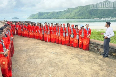 Đoàn nữ cán bộ Vĩnh Long tại Cầu tàu 914. 