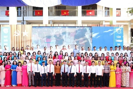 Đồng chí Trương Quốc Huy, Bí thư Tỉnh ủy, Trưởng Đoàn đại biểu Quốc hội tỉnh và các đại biểu chụp ảnh lưu niệm cùng Hội đồng sư phạm Trường chuyên Lê Hồng Phong.