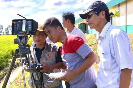 Đạo diễn Huỳnh Hùng và ê-kíp làm phim tài liệu. (Ảnh nhân vật cung cấp)