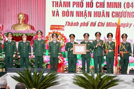 Thứ trưởng Quốc phòng trao Huân chương Quân công hạng Ba cho Bộ Tư lệnh Thành phố Hồ Chí Minh.
