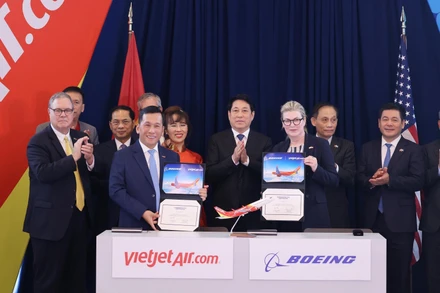 Chủ tịch nước Lương Cường chứng kiến lễ ký kết bàn giao máy bay Boeing 737 MAX đầu tiên giữa Tập đoàn Boeing và Hãng hàng không Vietjet Air. (Ảnh: Lâm Khánh/TTXVN)