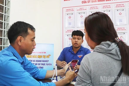 Đoàn viên hỗ trợ người dân tại Trung tâm phục vụ hành chính công xã Vị Tân, thành phố Cần Thơ