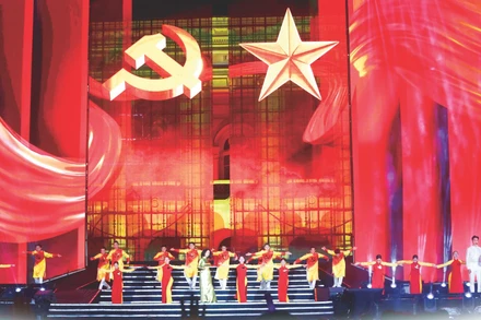 Liên khúc “Lá cờ Đảng - Việt Nam ơi mùa xuân đến rồi” mở màn chương trình nghệ thuật.