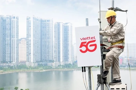 Kỹ thuật viên Viettel lắp đặt trạm phát sóng 5G.