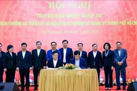 Bí thư Thành ủy Hà Nội Nguyễn Duy Ngọc và Bí thư Thành ủy Thành phố Hồ Chí Minh Trần Lưu Quang ký kết Biên bản ghi nhớ hợp tác giai đoạn giai đoạn 2026-2030. (Ảnh: TTXVN)