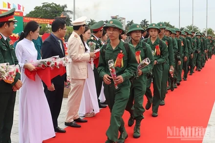 Thanh niên ưu tú Quảng Ngãi nô nức lên đường nhập ngũ.