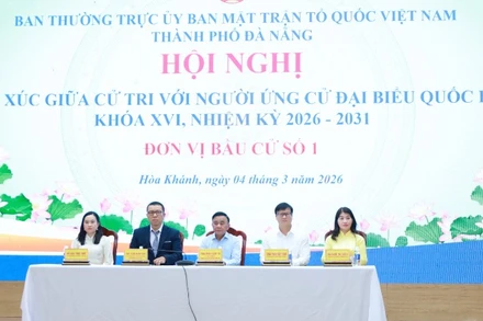 Thường trực Ban Bí thư Trần Cẩm Tú và các ứng cử viên đại biểu Quốc hội khóa XVI đơn vị bầu cử số 1, thành phố Đà Nẵng dự hội nghị.