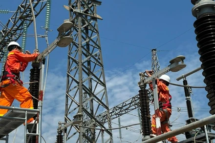 Kỹ sư, công nhân Công ty Truyền tải điện 3 kiểm tra, bảo dưỡng thiết bị trạm biến áp 500kV. 