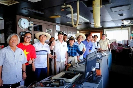 Các nhà khoa học của Viện Hàn lâm Khoa học và Công nghệ Việt Nam và Viện Hàn lâm Khoa học Nga trong một chuyến khảo sát chung về đa dạng sinh học và hoá sinh biển.