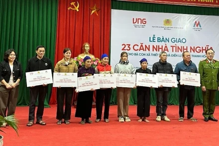 Các hộ dân xã Thiết Ống được trao nhà tình nghĩa. (Ảnh: VNG)