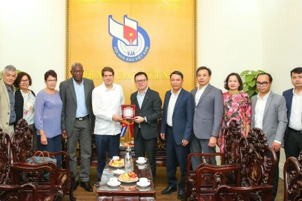 Tổng Biên tập Báo Nhân Dân, Chủ tịch Hội Nhà báo Việt Nam Lê Quốc Minh với Chủ tịch Hãng thông tấn Prensa Latina (Cuba) Jorge Leganoa Alonso và các đại biểu. (Ảnh SƠN HẢI)