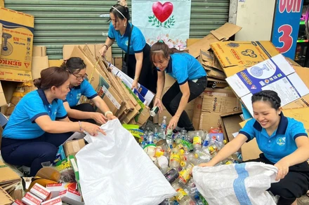 Hội viên phụ nữ cụm 10 phường Tân Thới Hiệp phân loại, thu gom phế liệu gây quỹ an sinh xã hội.