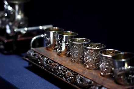 Các bộ đồ dùng bằng bạc do Trung Quốc sản xuất được trưng bày tại một triển lãm ở Bảo tàng Tây An, Trung Quốc. (Ảnh: Tân Hoa xã)