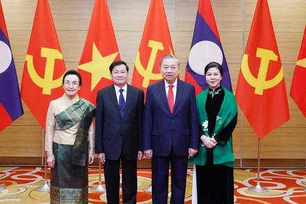 Tổng Bí thư Tô Lâm và Phu nhân với Tổng Bí thư, Chủ tịch nước Lào Thongloun Sisoulith và Phu nhân. (Ảnh: Thống Nhất/TTXVN)