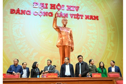 Thường trực Ban Bí thư Trần Cẩm Tú kiểm tra khu vực trung tâm hội trường tổ chức Đại hội XIV của Đảng. (Ảnh: DUY LINH)