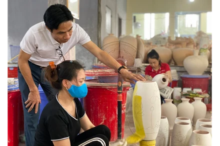 Cơ sở sản xuất gốm sứ của hợp tác xã sản xuất kinh doanh gốm sứ Tân Thịnh.