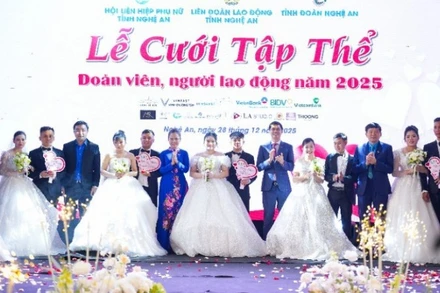 Lãnh đạo tỉnh Nghệ An, Tổng Liên đoàn Lao động Việt Nam, Liên đoàn Lao động tỉnh, Hội Phụ nữ, Đoàn Thanh niên và các nhà tài trợ tặng nhẫn cưới cho các cặp đôi. (Ảnh: Báo Nhân Dân)