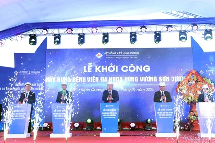 Lãnh đạo tỉnh Tuyên Quang và lãnh đạo Hệ thống Y tế Hùng Vương thực hiện nghi thức khởi công dự án.