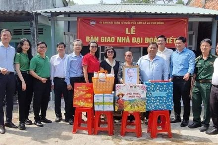 Trao nhà Đại đoàn kết cho hộ dân khó khăn tại xã An Thới Đông, Thành phố Hồ Chí Minh. (Ảnh: VĂN DANH).