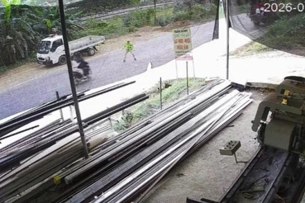 Diễn biến sự việc được camera nhà dân gần đó ghi lại.