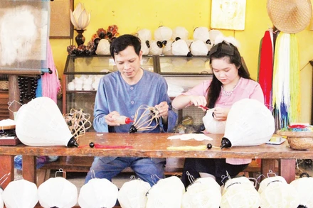 Anh Võ Đình Hoàng cùng bộ sản phẩm đèn lồng “Lung linh bài chòi”.