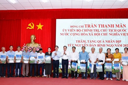 Chủ tịch Quốc hội Trần Thanh Mẫn tặng quà cho các gia đình chính sách trên địa bàn phường Bình Thủy, thành phố Cần Thơ. (Ảnh: TTXVN)