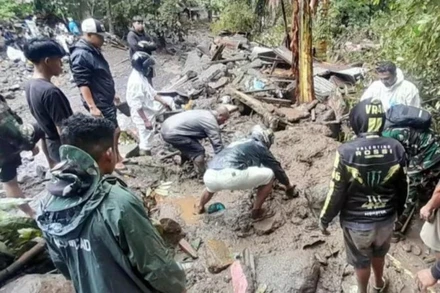 Cảnh sát và người dân địa phương tìm kiếm các nạn nhân sau trận lũ quét ở tỉnh Bắc Sulawesi. (Nguồn: Antara)