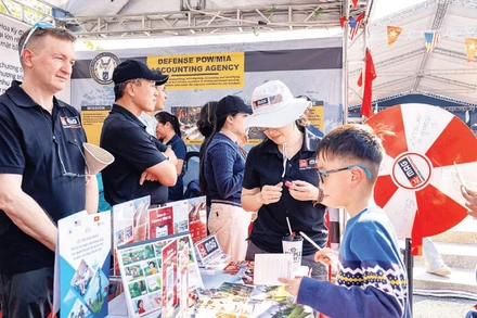 Người dân tham gia Ngày hội giao lưu hữu nghị Hoa Kỳ-Việt Nam. (Ảnh: Đại sứ quán Hoa Kỳ tại Việt Nam)