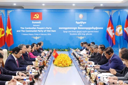 Tổng Bí thư Tô Lâm và Chủ tịch Đảng Nhân dân Campuchia Hun Sen đồng chủ trì Cuộc gặp giữa Bộ Chính trị Đảng Cộng sản Việt Nam và Ban Thường vụ Trung ương Đảng Nhân dân Campuchia. (Ảnh: Thống Nhất/TTXVN)