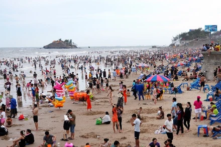 Du khách tắm biển tại Bãi Sau, phường Vũng Tàu, Thành phố Hồ Chí Minh.