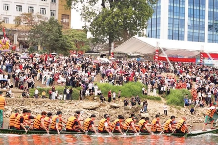 Hội đua thuyền trên sông Lô, tỉnh Tuyên Quang thu hút đông du khách. (Ảnh: ĐỨC THẮNG)