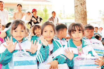 Các em học sinh tiểu học vui mừng vì có áo mới, sách vở mới do Tỉnh đoàn Khánh Hòa hỗ trợ.