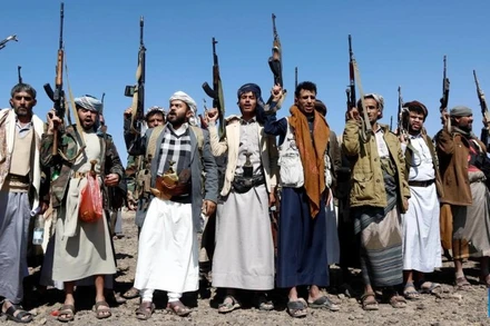 Các tay súng và người ủng hộ lực lượng Houthi tại Yemen tham gia một cuộc tuần hành vũ trang phản đối Israel ở huyện Arhab, phía bắc thủ đô Sanaa, Yemen, ngày 3/11/2025. (Ảnh: Tân Hoa xã)