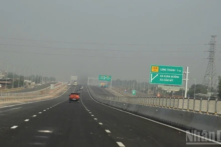 Các đơn vị chức năng đang khẩn trương hoàn thiện những hạng mục để có thể khai thác tạm cao tốc Biên Hòa-Vũng Tàu dịp Tết.