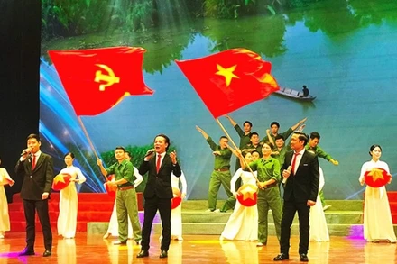 Hào hùng, sống động, trẻ trung. Đó là một số đòi hỏi với nghệ sĩ hôm nay khi truyền tải các ca khúc cách mạng. (Ảnh: HOÀNG HOA)