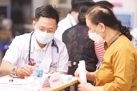 Thầy thuốc Bệnh viện Bạch Mai thăm khám cho bệnh nhân. (Ảnh: MINH QUYẾT)