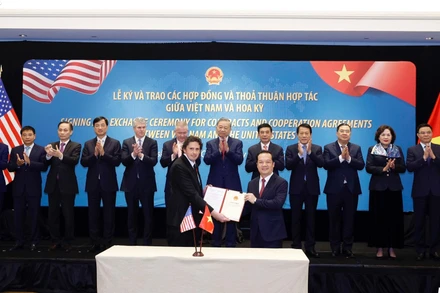 Tổng Bí thư Tô Lâm chứng kiến lễ trao giấy phép giữa Bộ Khoa học và Công nghệ và Công ty Starlink trao giấy phép cung cấp dịch vụ viễn thông có hạ tầng mạng (loại mạng viễn thông cố định vệ tinh) cho Công ty trách nhiệm hữu hạn Starlink Services Việt Nam; giấy phép cung cấp dịch vụ viễn thông có hạ tầng mạng (loại mạng viễn thông di động vệ tinh) cho Công ty trách nhiệm hữu hạn Starlink Services Việt Nam. (Ảnh: Thống Nhất/TTXVN)