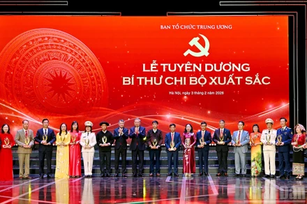 Tổng Bí thư Tô Lâm và Trưởng Ban Tổ chức Trung ương Lê Minh Hưng trao biểu trưng tặng các Bí thư chi bộ xuất sắc tại buổi lễ. (Ảnh: Báo Nhân Dân)