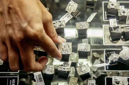 Các món trang sức bạc được trưng bày tại một tiệm vàng bạc ở Indonesia. (Ảnh: Tân Hoa xã)