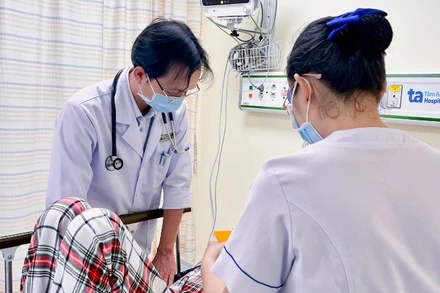 Bệnh nhân bị ngộ độc thực phẩm được bác sĩ Bệnh viện đa khoa Tâm Anh thăm khám sáng 7/11.