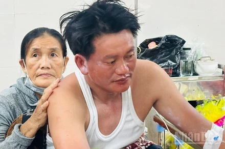 Anh Lê Văn Sanh sống sót kỳ diệu sau khi vượt bão và trôi trên biển nhiều giờ liền.