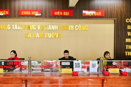 Cán bộ Trung tâm phục vụ hành chính công xã Nam Dương (Bắc Ninh) đẩy mạnh việc sử dụng dữ liệu điện tử giải quyết thủ tục hành chính. (Ảnh BẢO LONG)