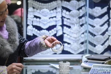 Những món đồ trang sức thủ công bằng bạc tại thành phố Kaili, tỉnh Quý Châu, tây nam Trung Quốc. (Ảnh: Tân Hoa xã)