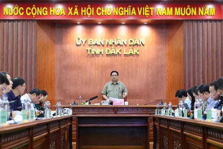 Thủ tướng Phạm Minh Chính họp trực tuyến với các bộ, ngành và bốn tỉnh để chỉ đạo công tác khắc phục hậu quả bão lũ, ổn định đời sống nhân dân, khôi phục sản xuất, kinh doanh. (Ảnh: VGP/Nhật Bắc)