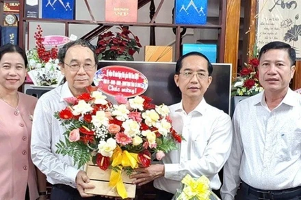 Đồng chí Hồ Thanh Thủy, Phó Bí thư TỈnh ủy và các đồng chí Tô Việt Thu, Thường vụ Tỉnh ủy, Bí thư phường Bạc Liêu; Trần Hữu Phước, Thường vụ Tỉnh ủy, Giám đốc Sở Nội vụ Cà Mau thăm, chúc mừng Nhà giáo Ưu tú Trần Văn Chiêu. (Ảnh CTV)