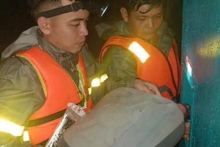 Mất điện, đường phố ngập sâu, nhân viên Viettel đã đẩy thuyền, đưa xăng vào khởi động máy điện ở các trạm PTS để duy trì phát sóng.