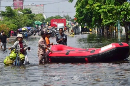 Cảnh ngập lụt sau những trận mưa lớn tại Semarang, Trung Java, Indonesia. (Ảnh: THX/TTXVN)