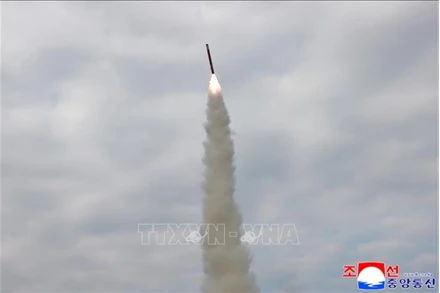 Một vụ phóng thử tên lửa của Triều Tiên ngày 28/10/2025. (Ảnh: Yonhap/TTXVN)